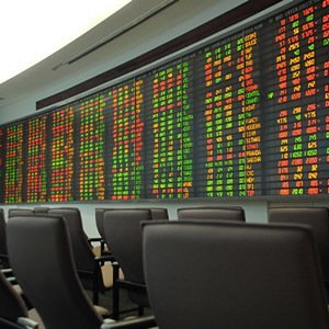 开盘：三大指数涨跌不一 贵金属板块涨幅居前